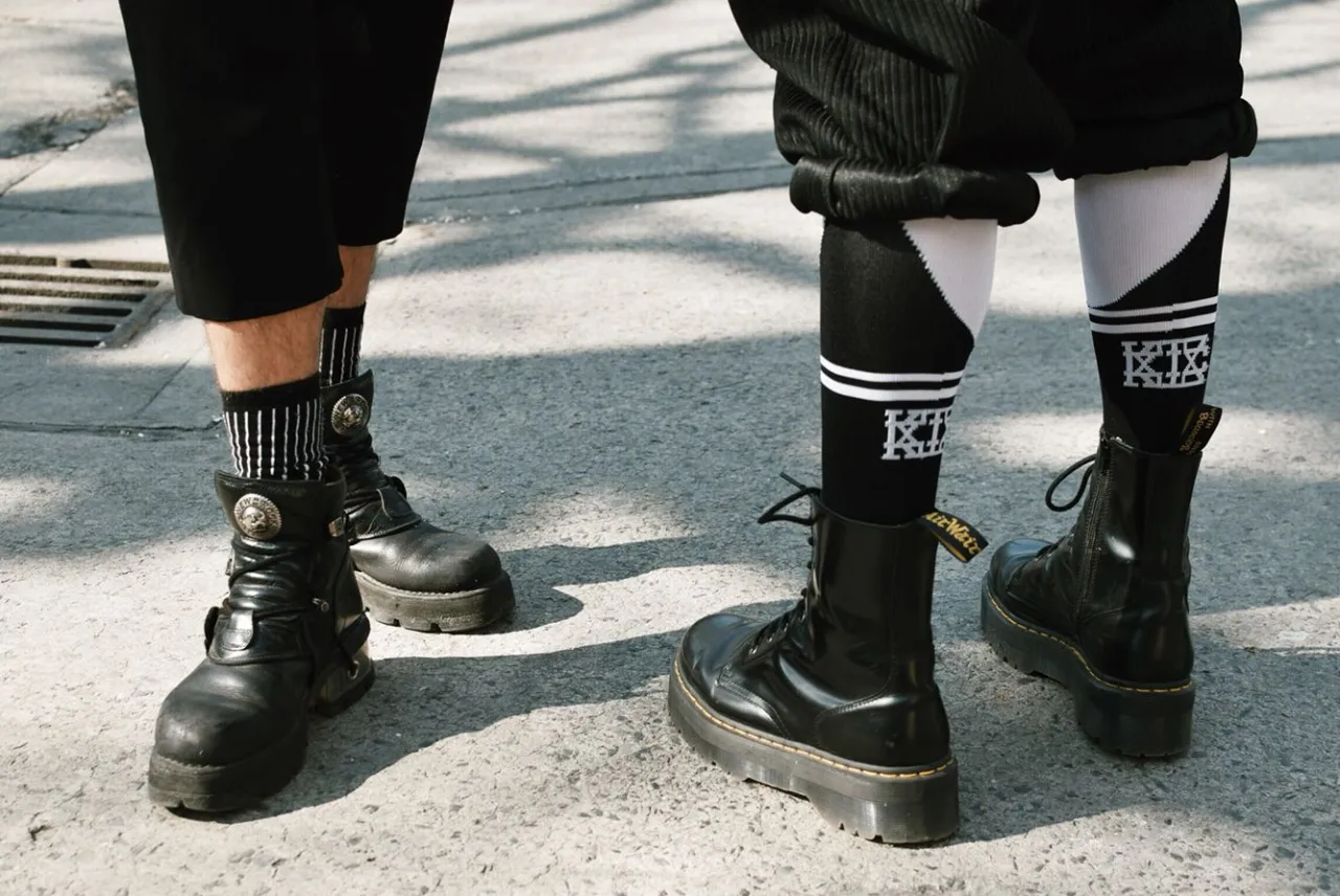 Berghain Outfit M&auml;nner Basics Schwarz Leder Jeans Stiefel