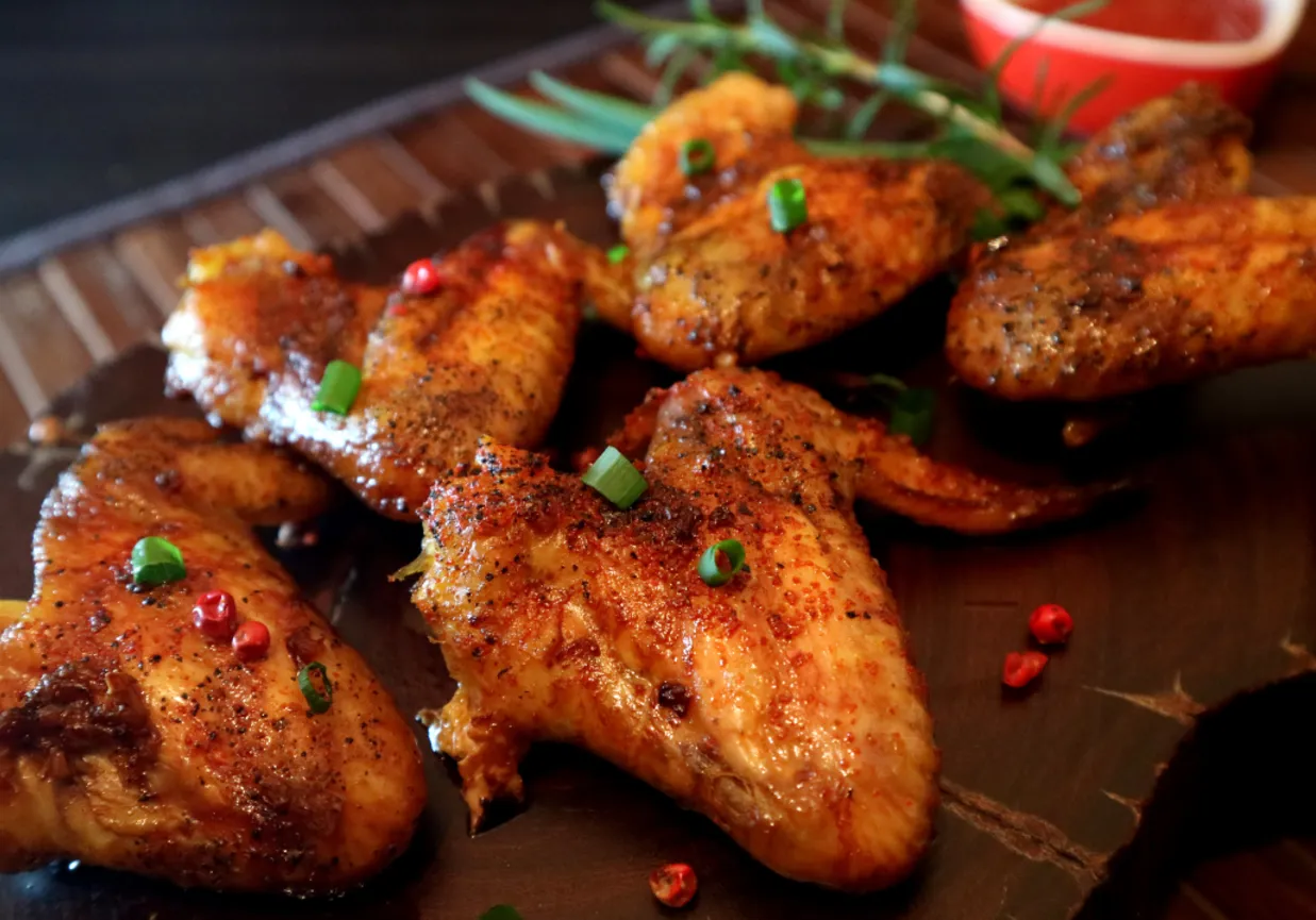 różne rodzaje skrzydełek kurczaka marynowanych