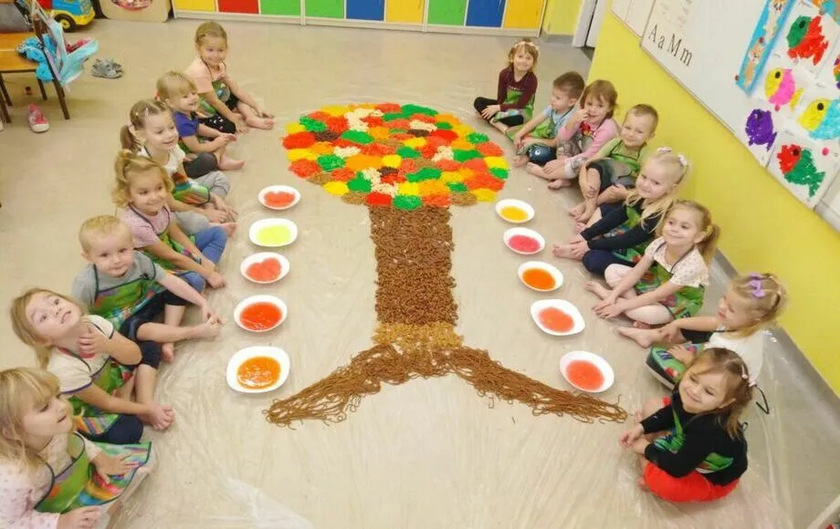 dziecko w przedszkolu zabawy sensoryczne