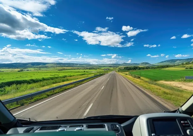 Autostrada w Polsce, płynny ruch, widok zza kierownicy