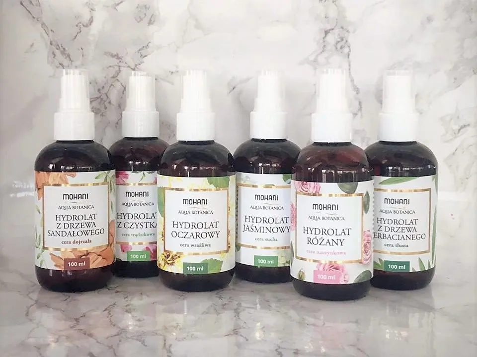 różne butelki hydrolatów na trądzik
