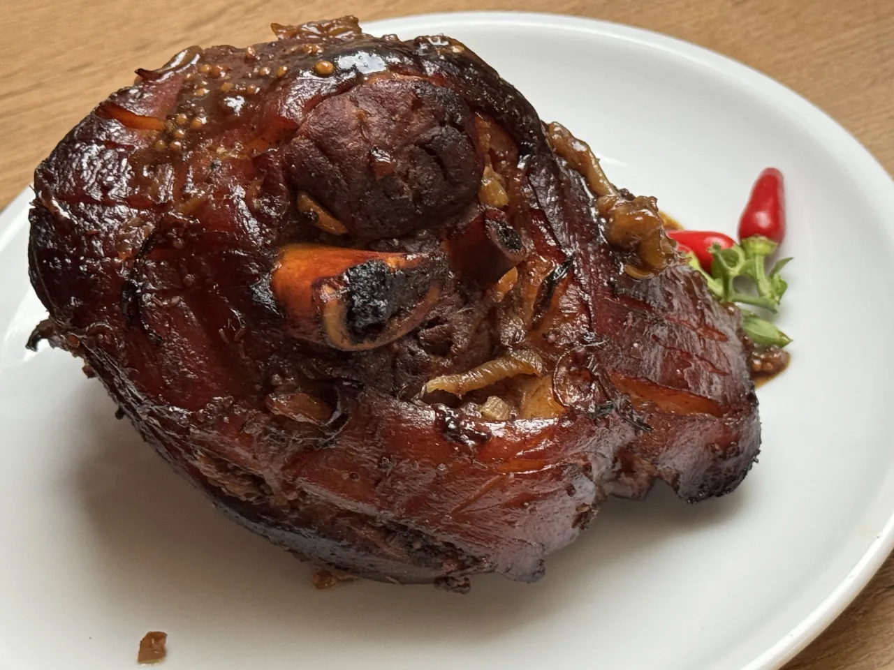 Tradycyjna golonka w piwie na talerzu z dodatkami