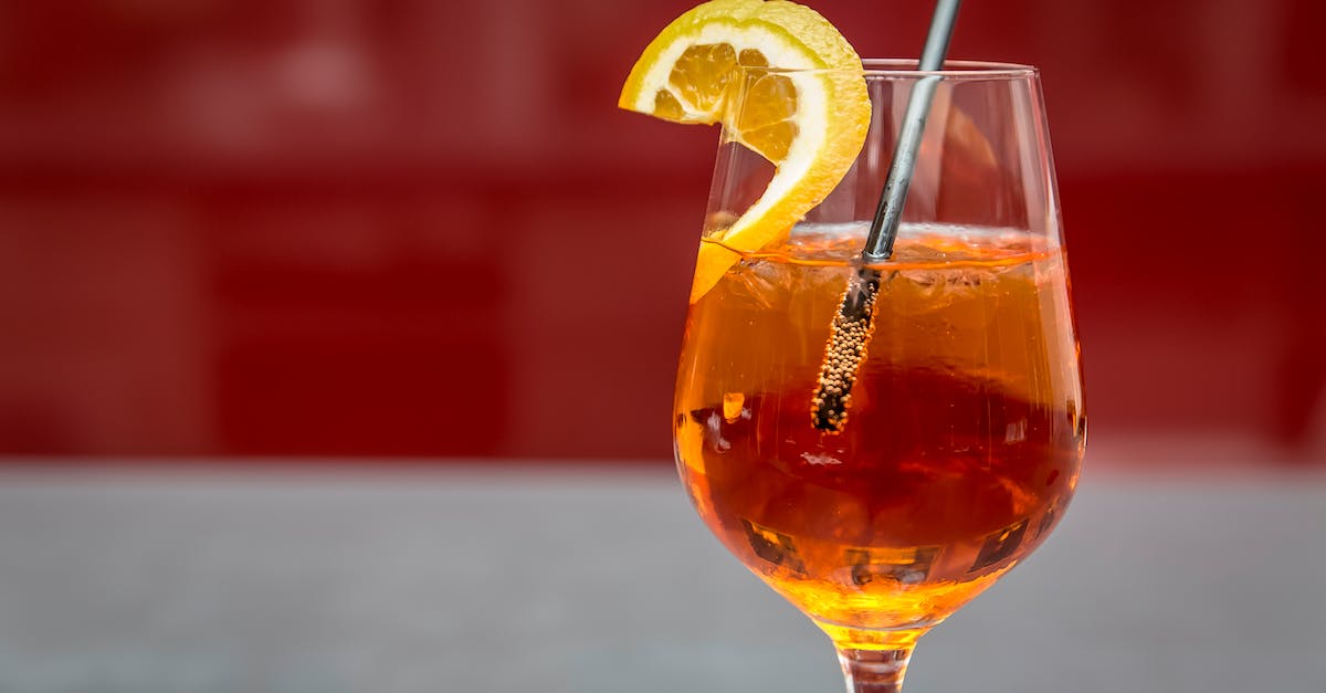 Jak pić aperol? Z czym łączyć ten włoski likier, by mieć idealny smak?
