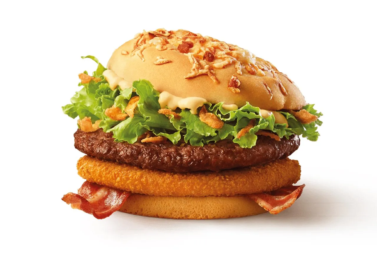 Pyszny burger drwala z chrupiącym bekonem i cebulką. Zastanawiasz się, ile kalorii ma burger drwala?