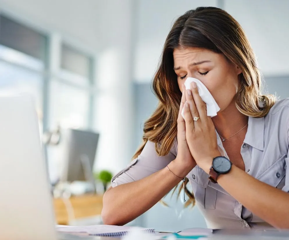 Osoba z katarem i chusteczkami