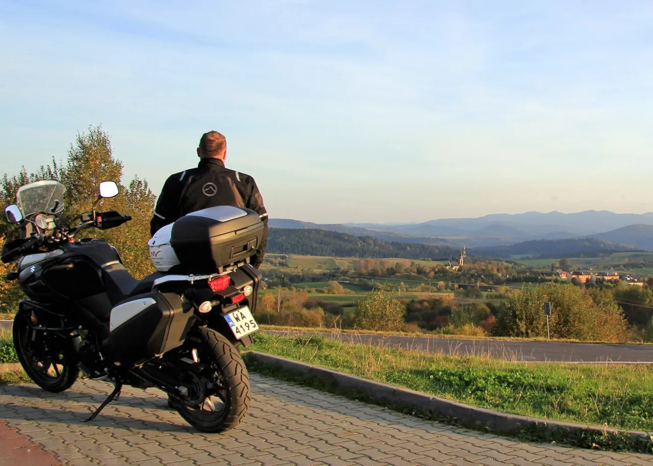 Motocykl na tle Tatr jesienią