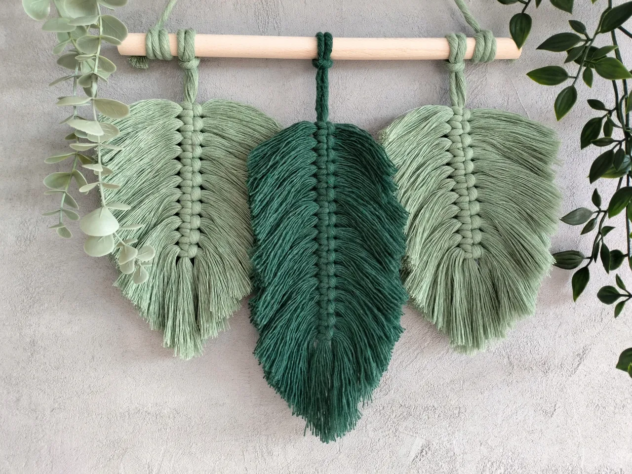 zielona ściana w salonie, makrama na ścianę, drewniane plastry na ścianie