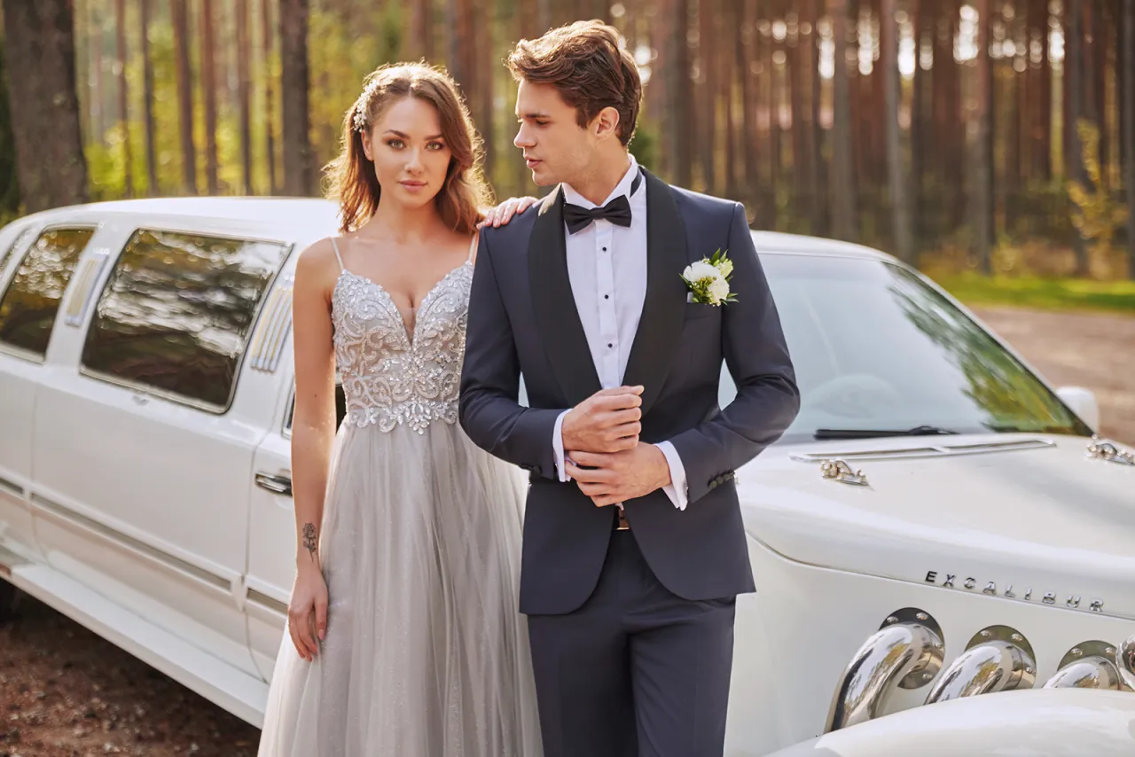 Para młoda w strojach ślubnych, elegancki garnitur i suknia