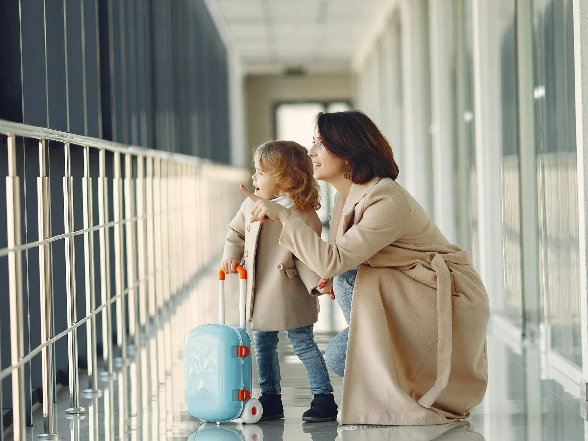 Rodzina z dzieckiem na lotnisku, dokumenty podróży dla dzieci