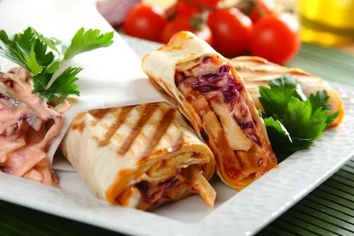 Domowy kebab w tortilli z sosem i warzywami