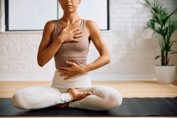 techniki relaksacyjne, medytacja, osoba oddychająca głęboko