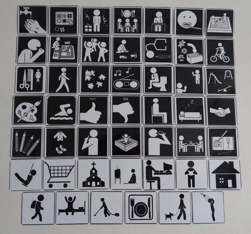 dziecko w spektrum autyzmu używające piktogram&oacute;w do komunikacji