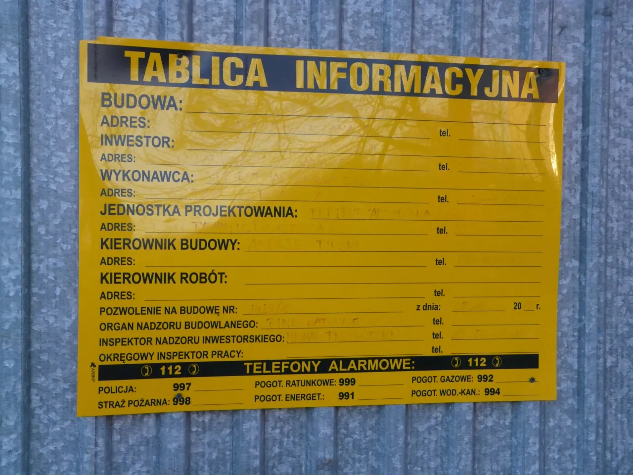 Tablica informacyjna budowy: dane inwestora, wykonawcy, kierownika budowy i robót, numer pozwolenia na budowę co dalej, telefony alarmowe.
