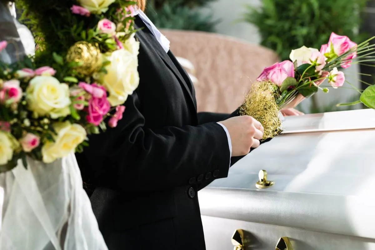 Zdjęcie Jakie kwiaty na pogrzebie starszej osoby? Wybierz te pełne szacunku
