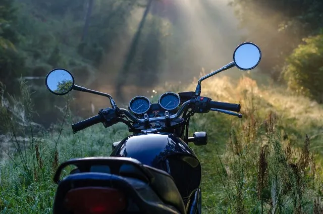 Zdjęcie Ile kosztuje przerejestrowanie motoroweru? Oto ukryte opłaty!