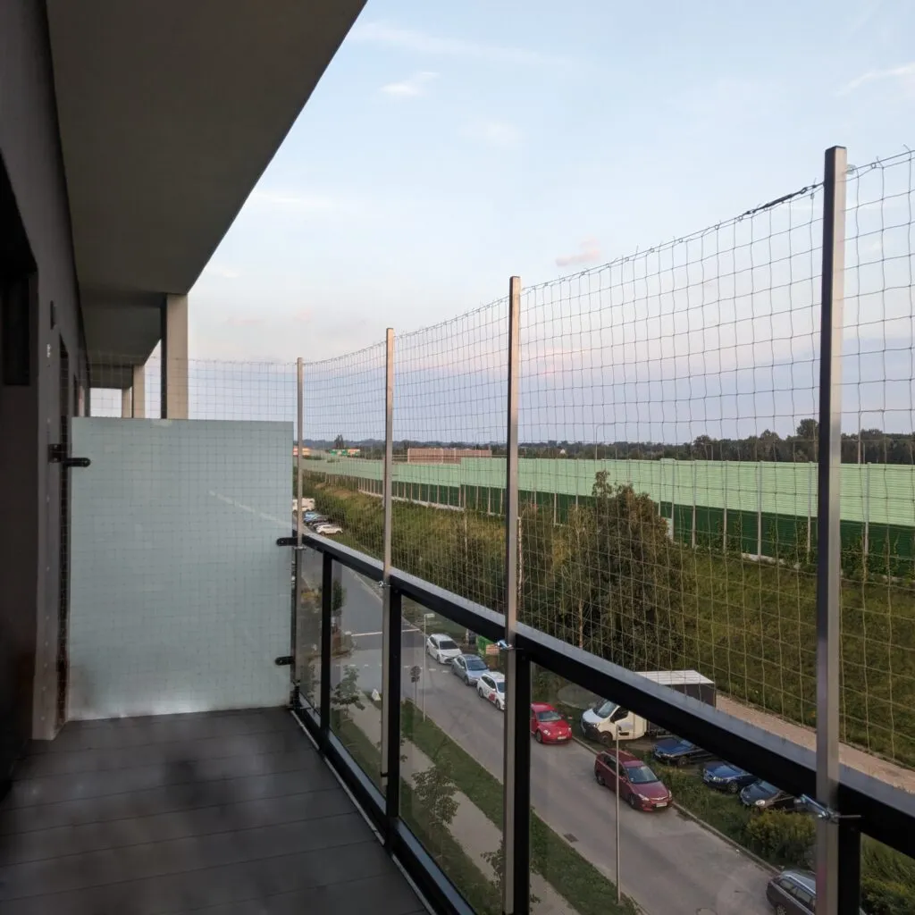 Zdjęcie Ile kosztuje siatka na balkon? Sprawdź ceny i ukryte koszty
