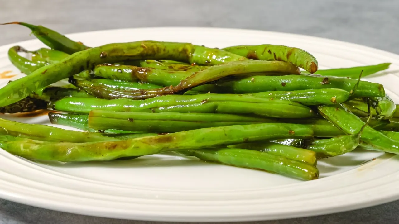 Ugotowana fasolka szparagowa w sosie, idealna jako szybki dodatek. Pyszne i zdrowe danie, co zrobić z ugotowanej fasolki szparagowej.