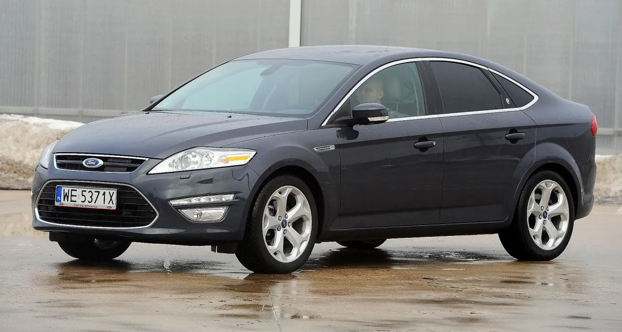 Ford Mondeo generacje por&oacute;wnanie