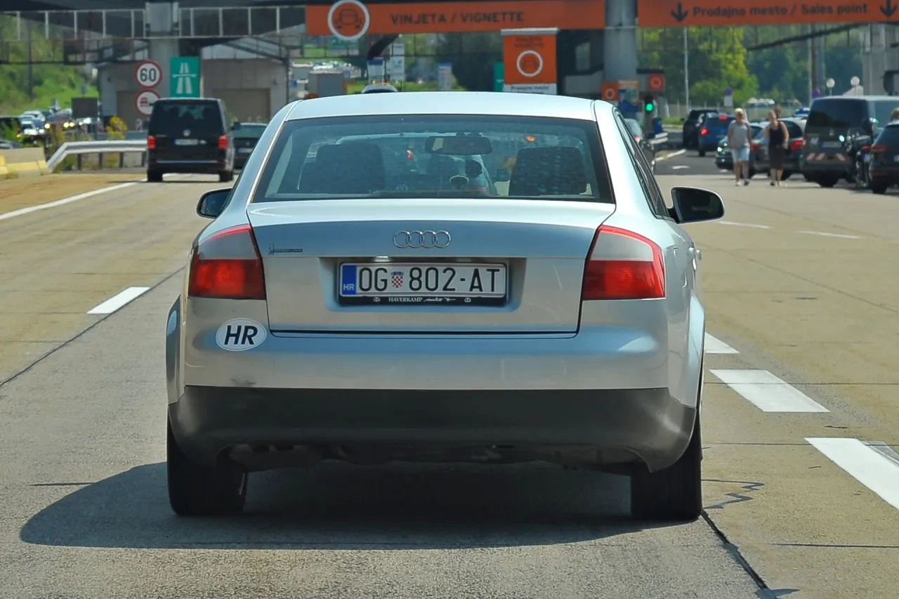Srebrny Audi z tablicami rejestracyjnymi HR OG 802-AT na chorwackiej autostradzie.