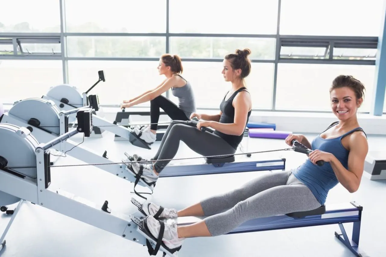 Trzy kobiety ćwiczą na wioślarzach. Idealny plan treningowy dla początkujących, by zacząć przygodę z fitnessem.