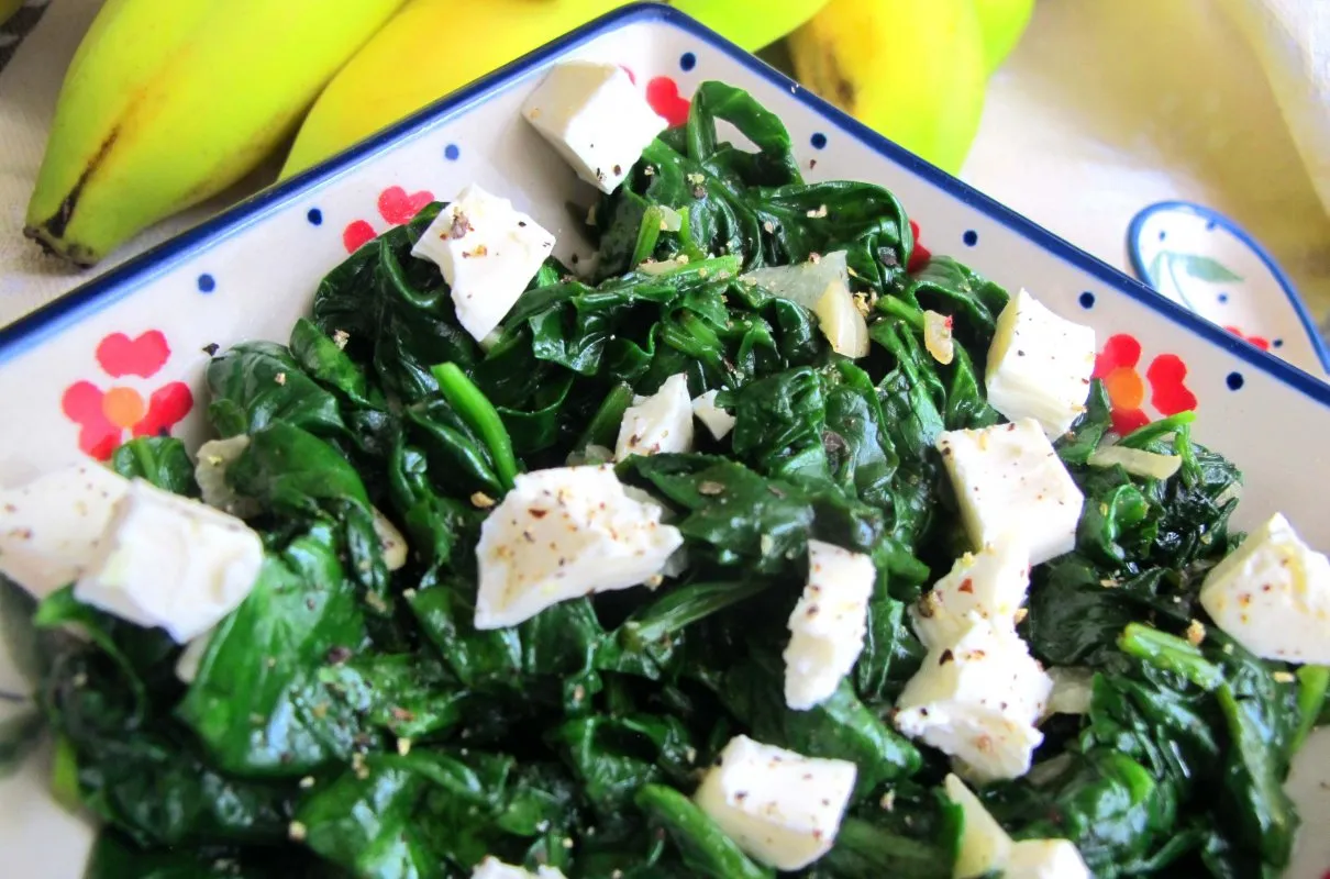 Jak przyrządzić szpinak mrożony brykiet? Oto pyszny, gotowy szpinak z fetą i przyprawami, idealny na szybki obiad.