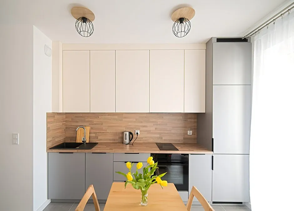 dwukolorowa zabudowa kuchni małej