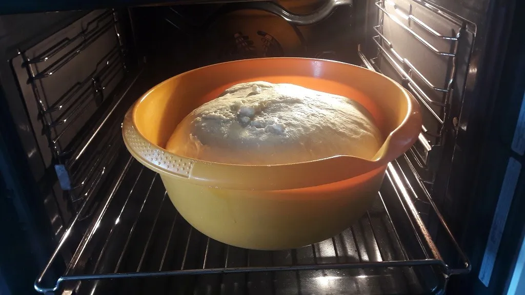 Przyspieszanie wyrastania ciasta drożdżowego, ciepły piekarnik, kąpiel wodna