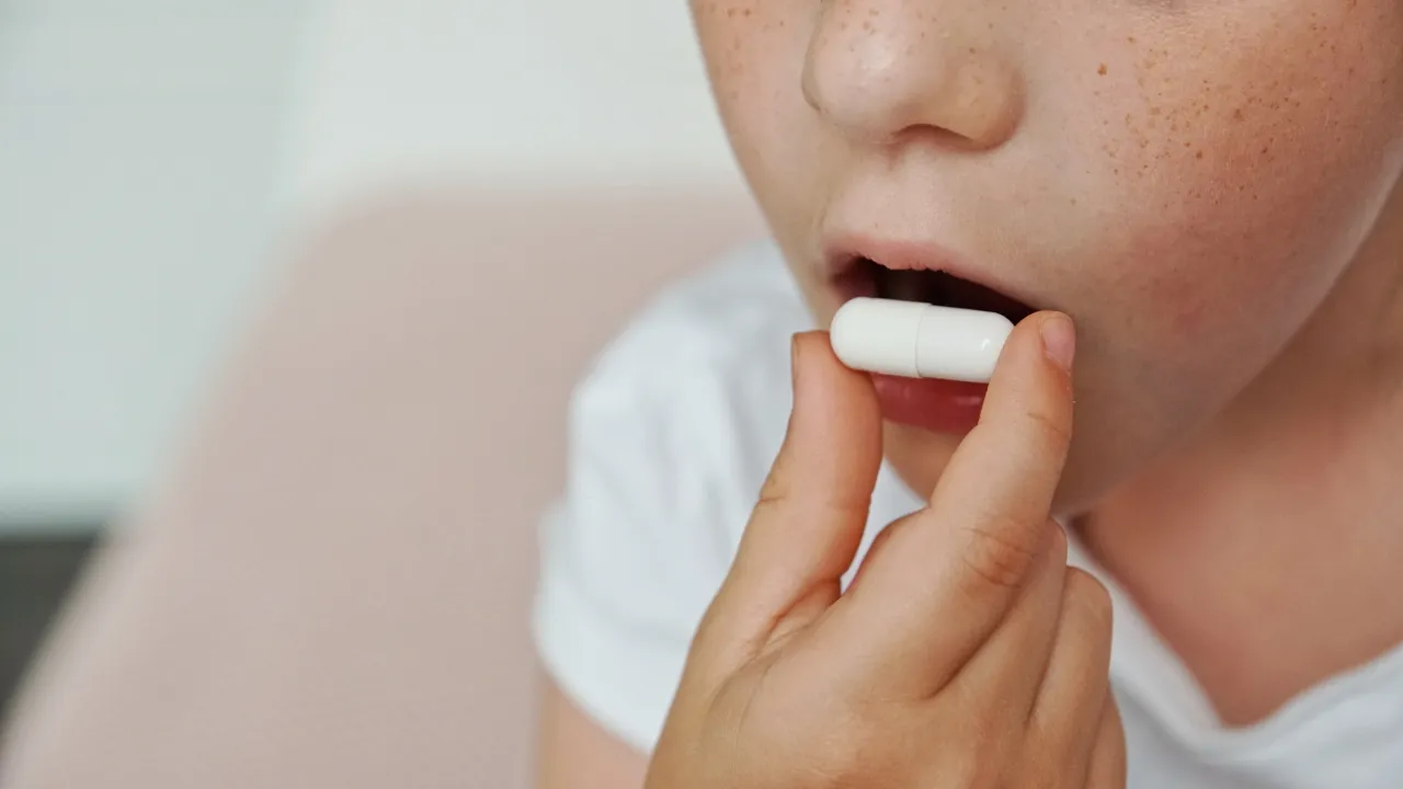 dziecko i senior przyjmujący tabletki ODT