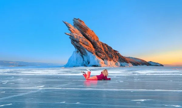 Baikalsee im Winter mit Eis und Bergen
