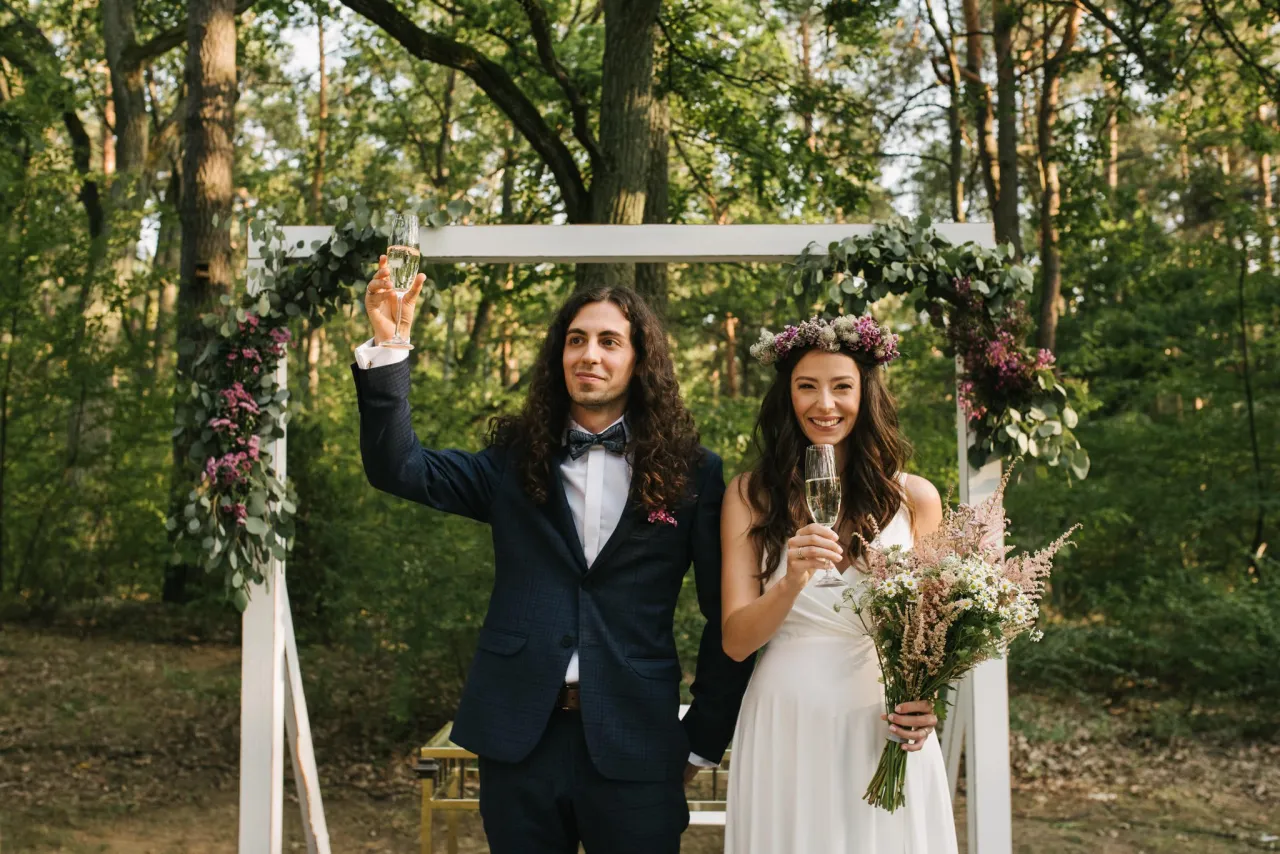 Panna młoda przymierzająca suknię ślubną w salonie