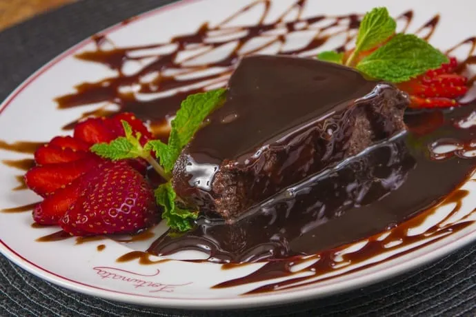 Nowoczesne ciasto czekoladowe z płynnym środkiem