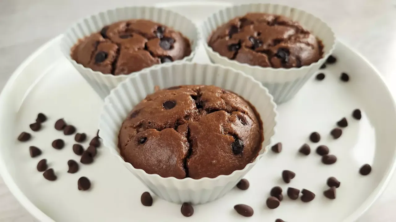 Czekoladowe muffinki z kawałkami czekolady, idealne na zdrowy deser. Ten przepis na zdrowe muffinki zachwyci każdego!
