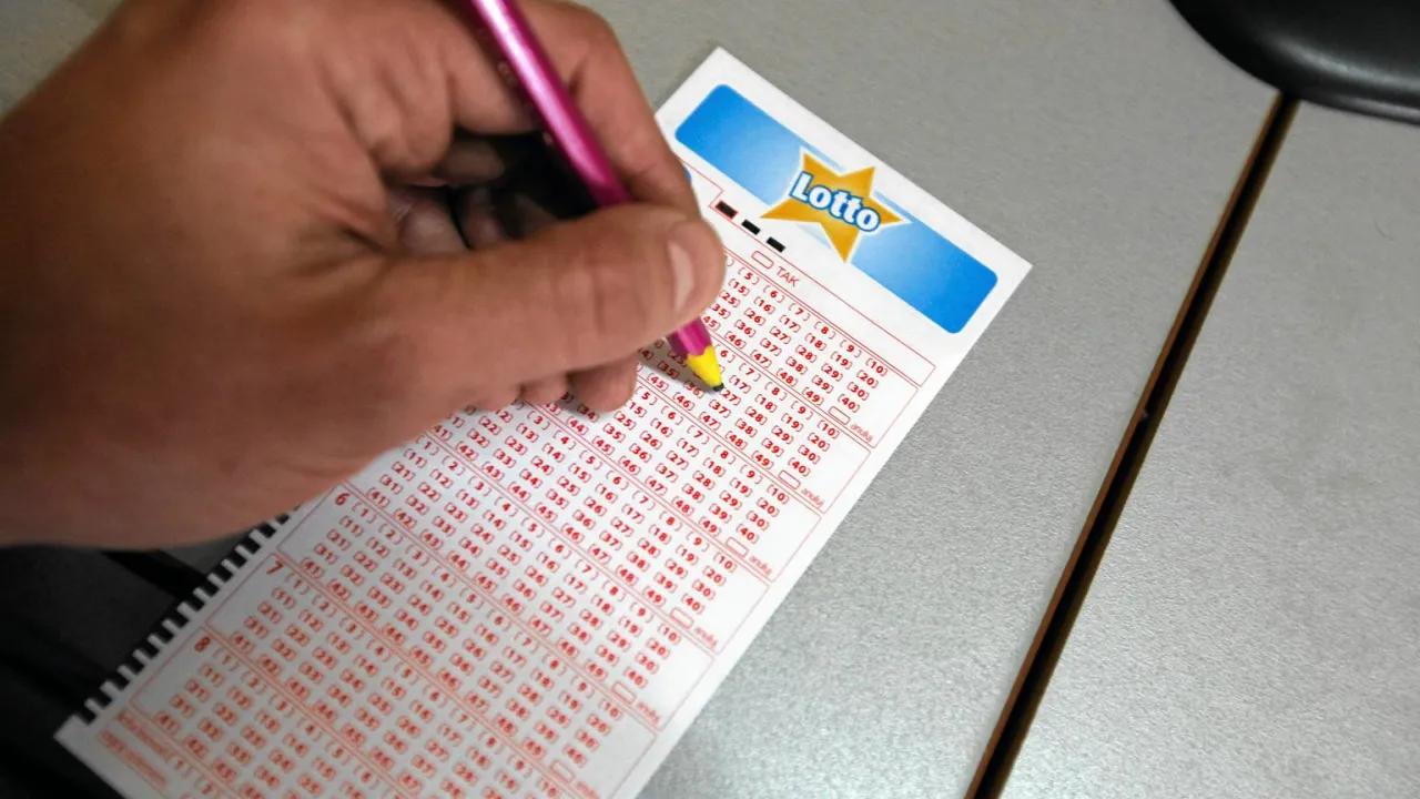 Ręka zaznacza liczby na kuponie Lotto. Czy Lotto i Lotto Plus to to samo? Sprawdźmy!