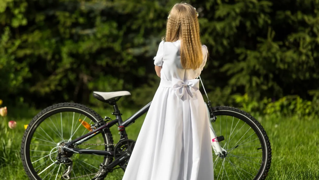 dziewczynka na nowym rowerze komunijnym