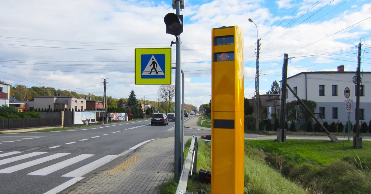 Ż&oacute;łty fotoradar stoi przy drodze z pasami dla pieszych. Z jakiej odległości łapie fotoradar?
