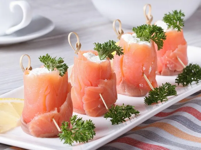 wędzony łosoś na zimno talerz