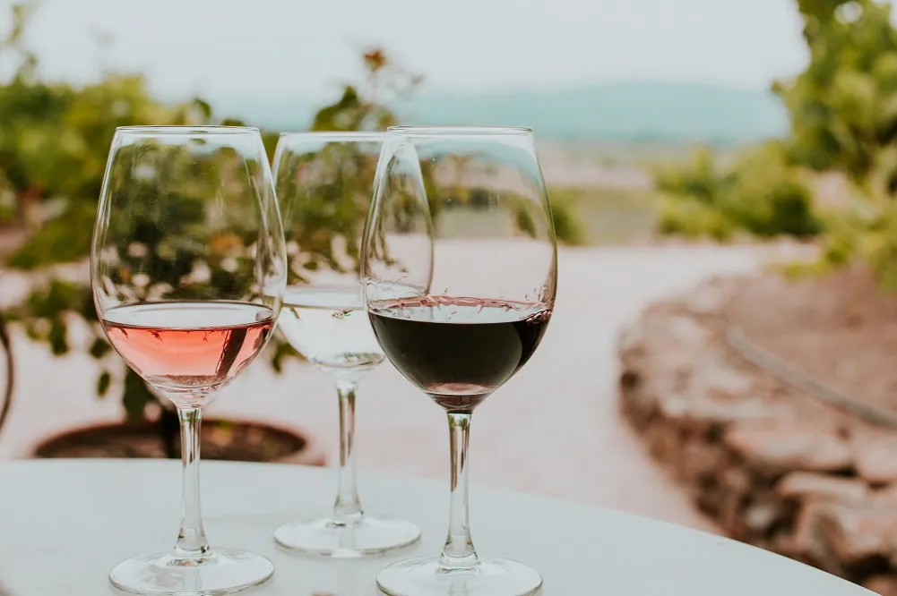 r&oacute;żne rodzaje wina na weselu