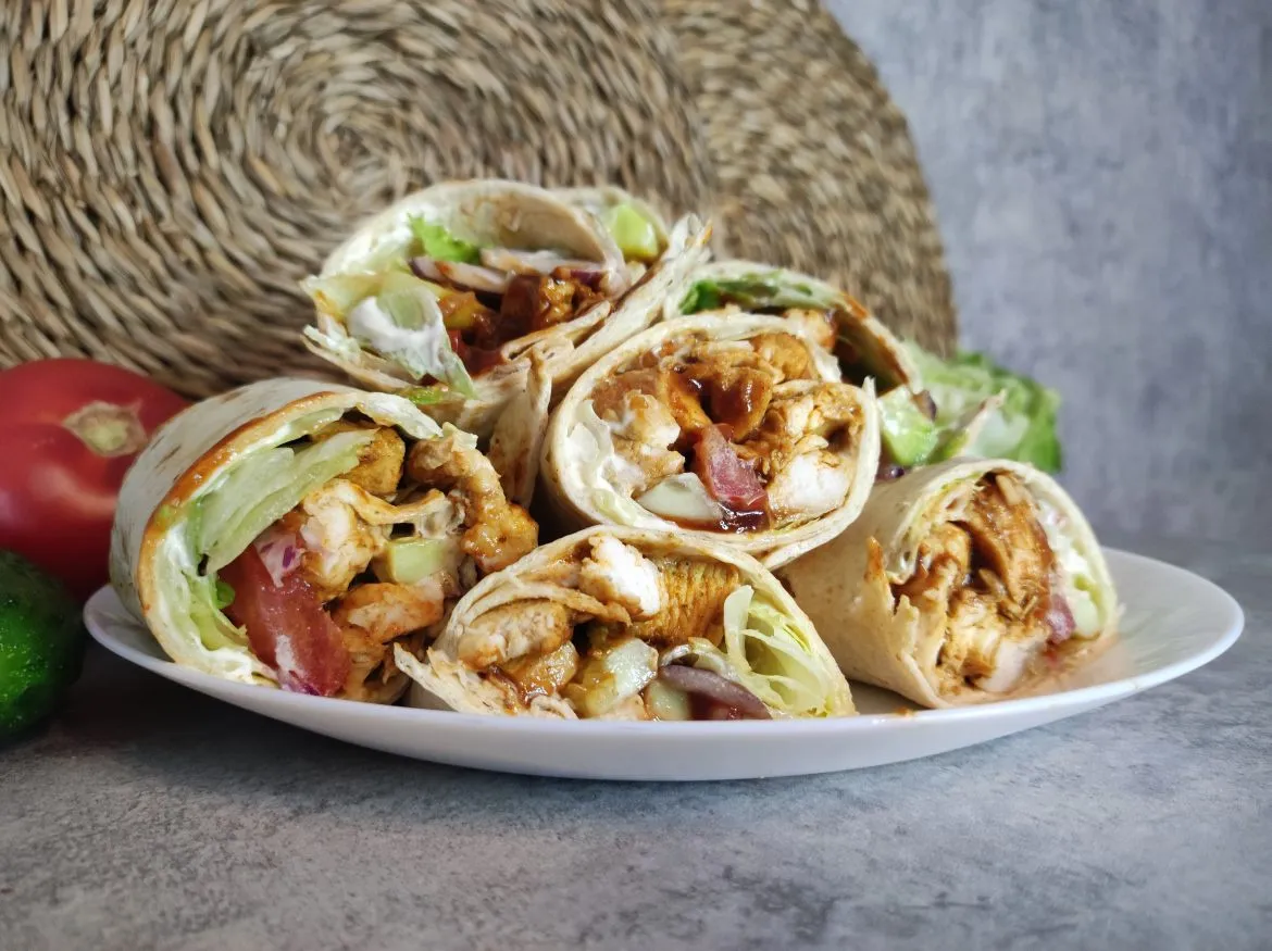 kebab w tortilli z kurczakiem i dużą ilością warzyw