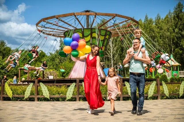 rodzina bawi się w parku rozrywki pod warszawą