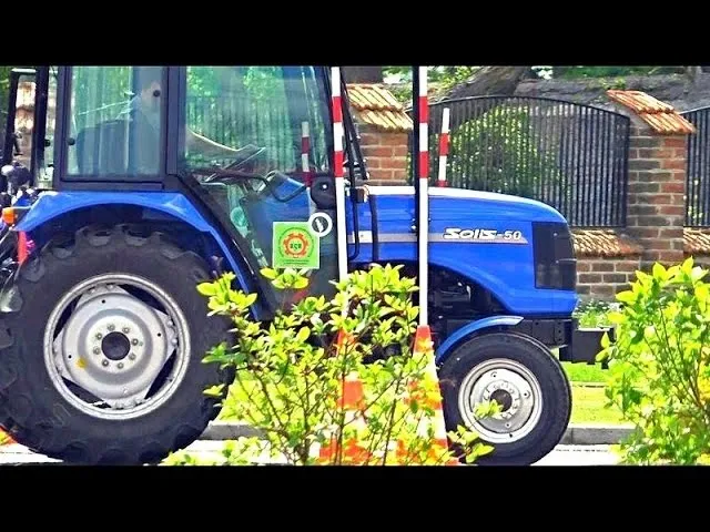 ciągnik rolniczy na placu manewrowym