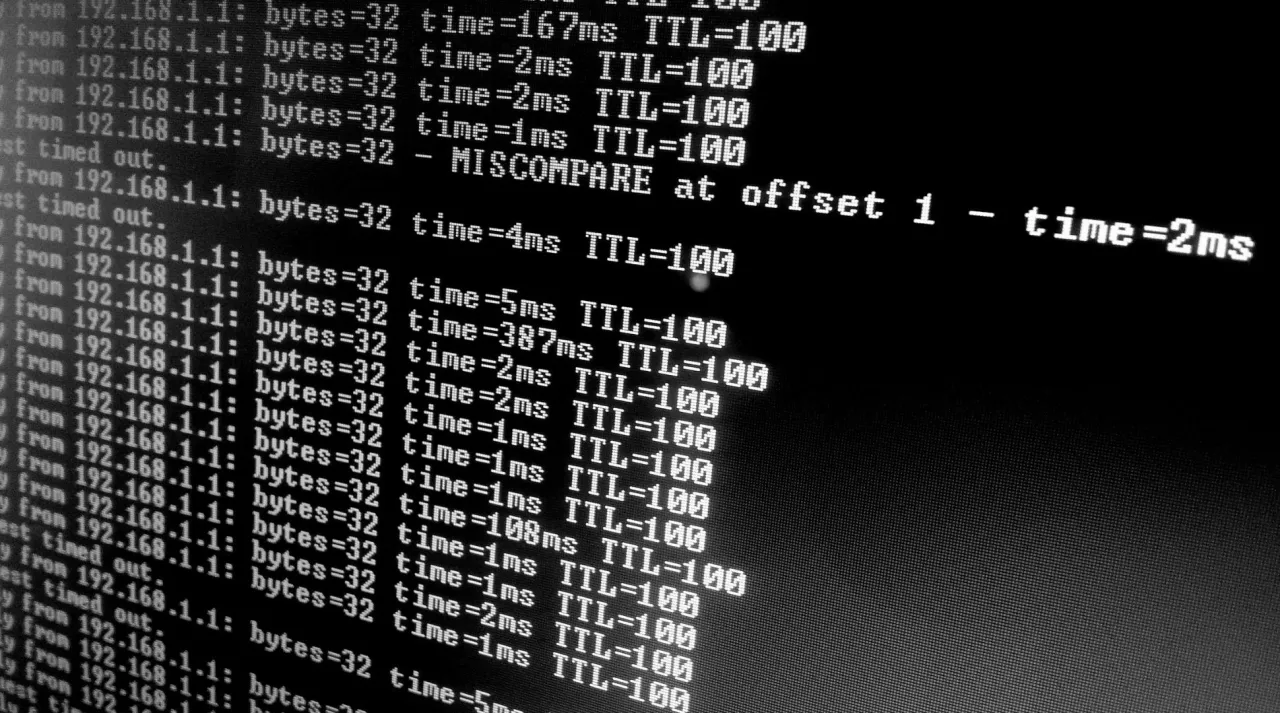 Wiersz poleceń Windows 10 pokazuje wyniki polecenia ping, z r&oacute;żnymi czasami odpowiedzi i błędami MISCOMPARE.