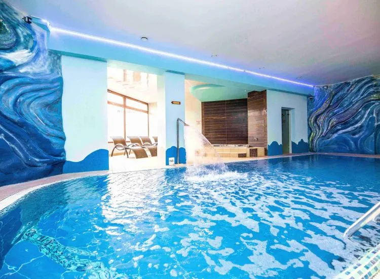 Strefa SPA Karpacz basen widok na g&oacute;ry