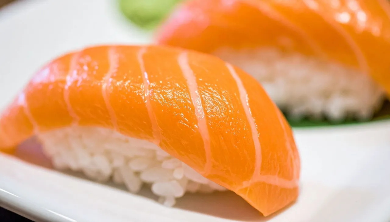 Nigiri co to? Dwa kawałki sushi z łososiem na ryżu, z bliska.