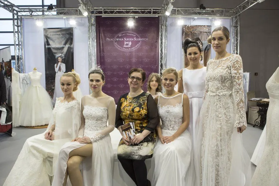 Targi ślubne stoisko z sukniami