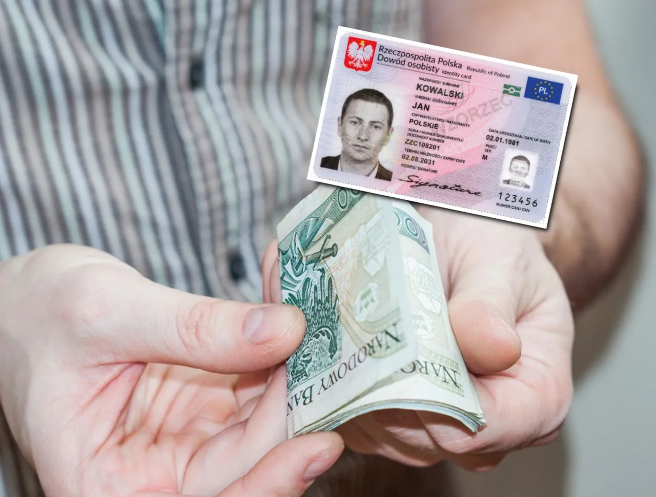 Ręce trzymają polski dow&oacute;d osobisty i plik banknot&oacute;w. Warto wiedzieć, jakie banki są objęte Bankowym Funduszem Gwarancyjnym.