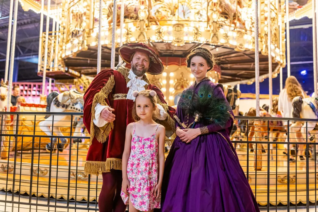 rodzina w parku rozrywki pod dachem