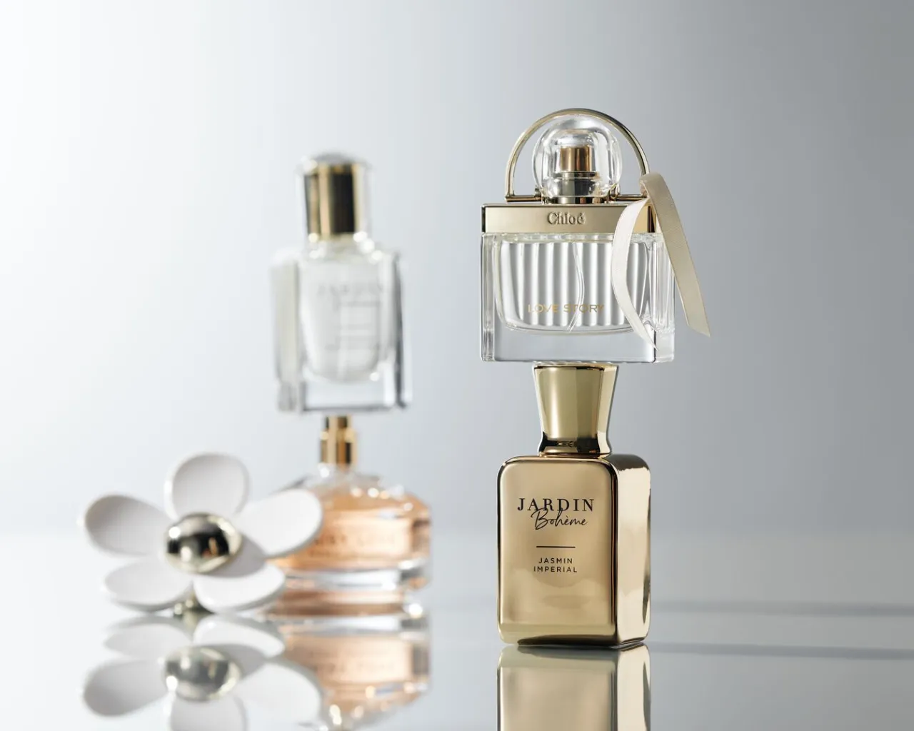 Auswahl von Parf&uuml;mflaschen in einer eleganten Parf&uuml;merie