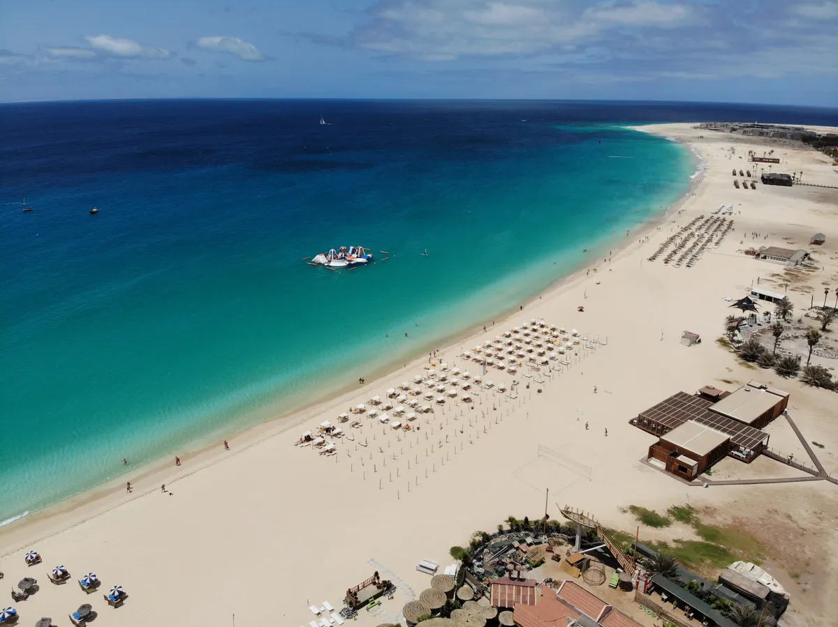 Turysta na plaży Wyspy Zielonego Przylądka