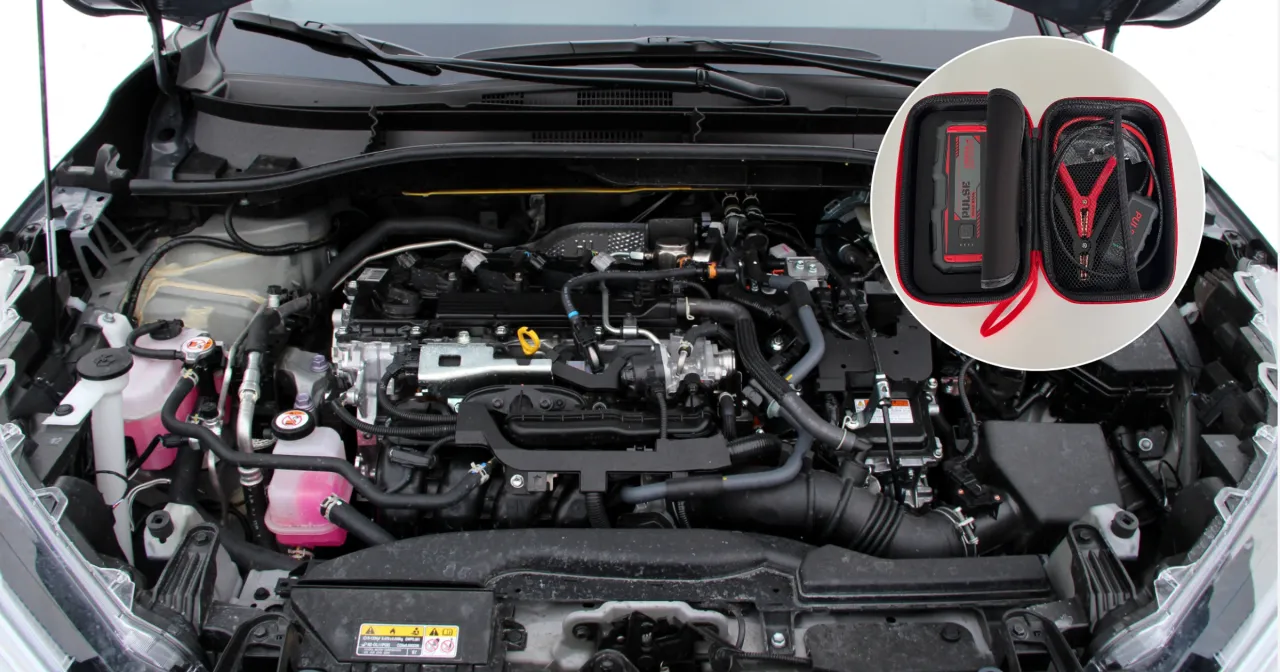 Silnik Toyoty Yaris Hybrid. Akumulator pomocniczy znajduje się pod maską, po prawej stronie, za skrzynką bezpiecznik&oacute;w. W zestawie rozruchowym znajduje się booster.