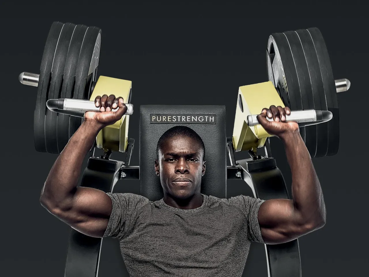 Nowoczesna siłownia Formownia Ciechan&oacute;w sprzęt Technogym Hammer Strength